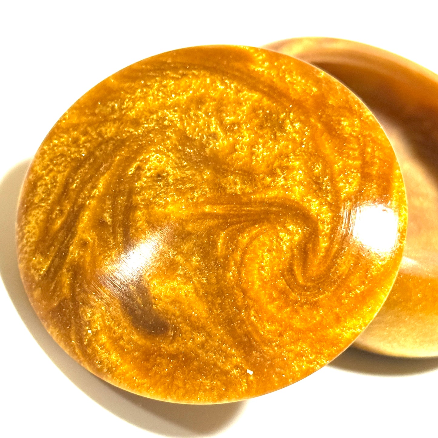 Product name: "Kin'yō" (金陽) High-quality Japanese resin incense box, pearl white color, 70mm, bun shape, one-touch opening.