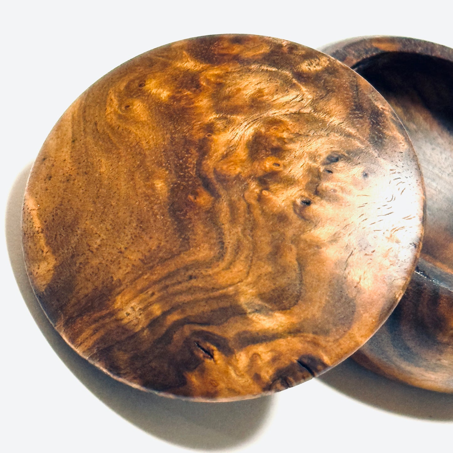 High-quality incense box made of burl wood (Japanese walnut), 60mm in diameter, bun-shaped, one-touch closure.