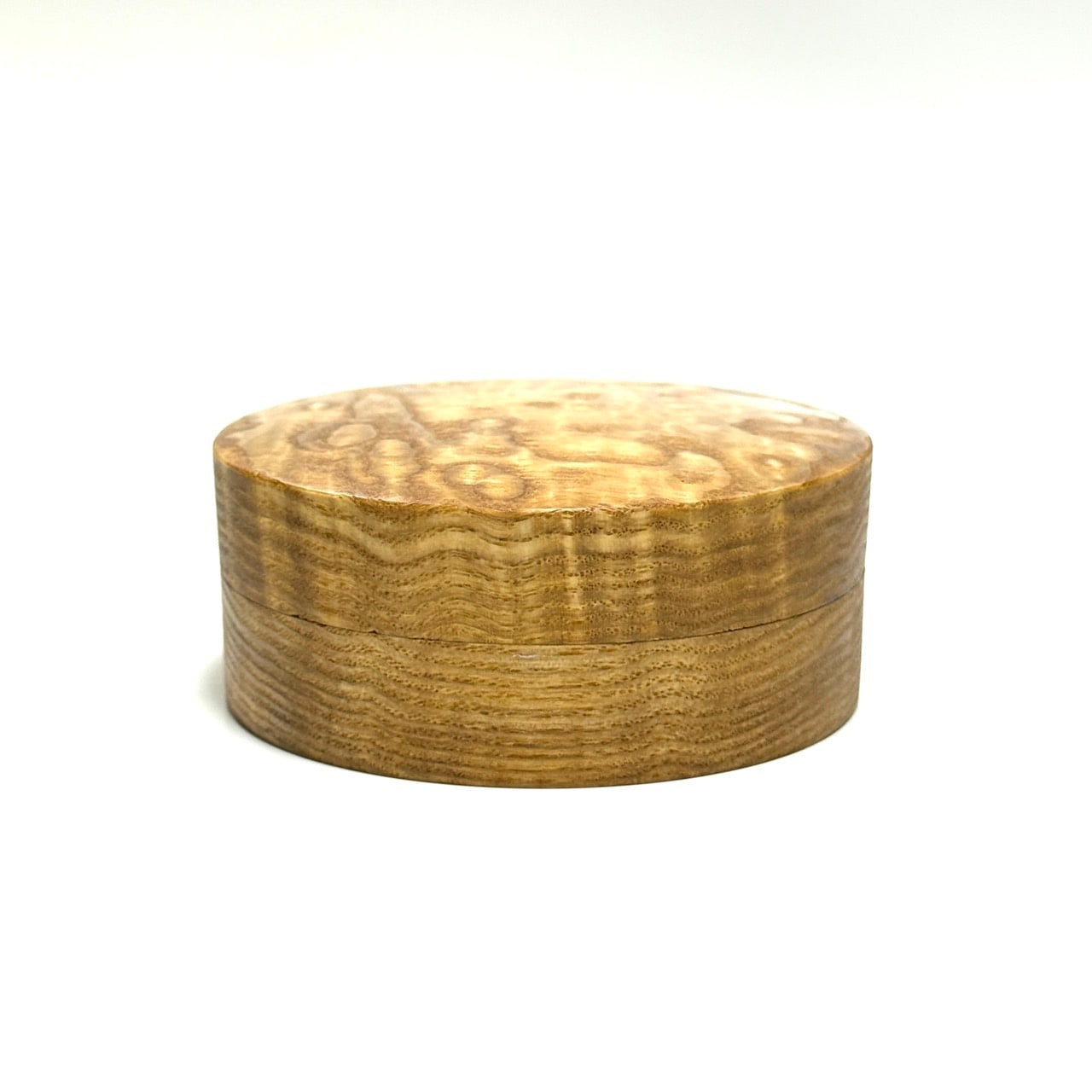 Large size (80mm), straight-sided incense box with salt-ground burl grain, one-touch opening.