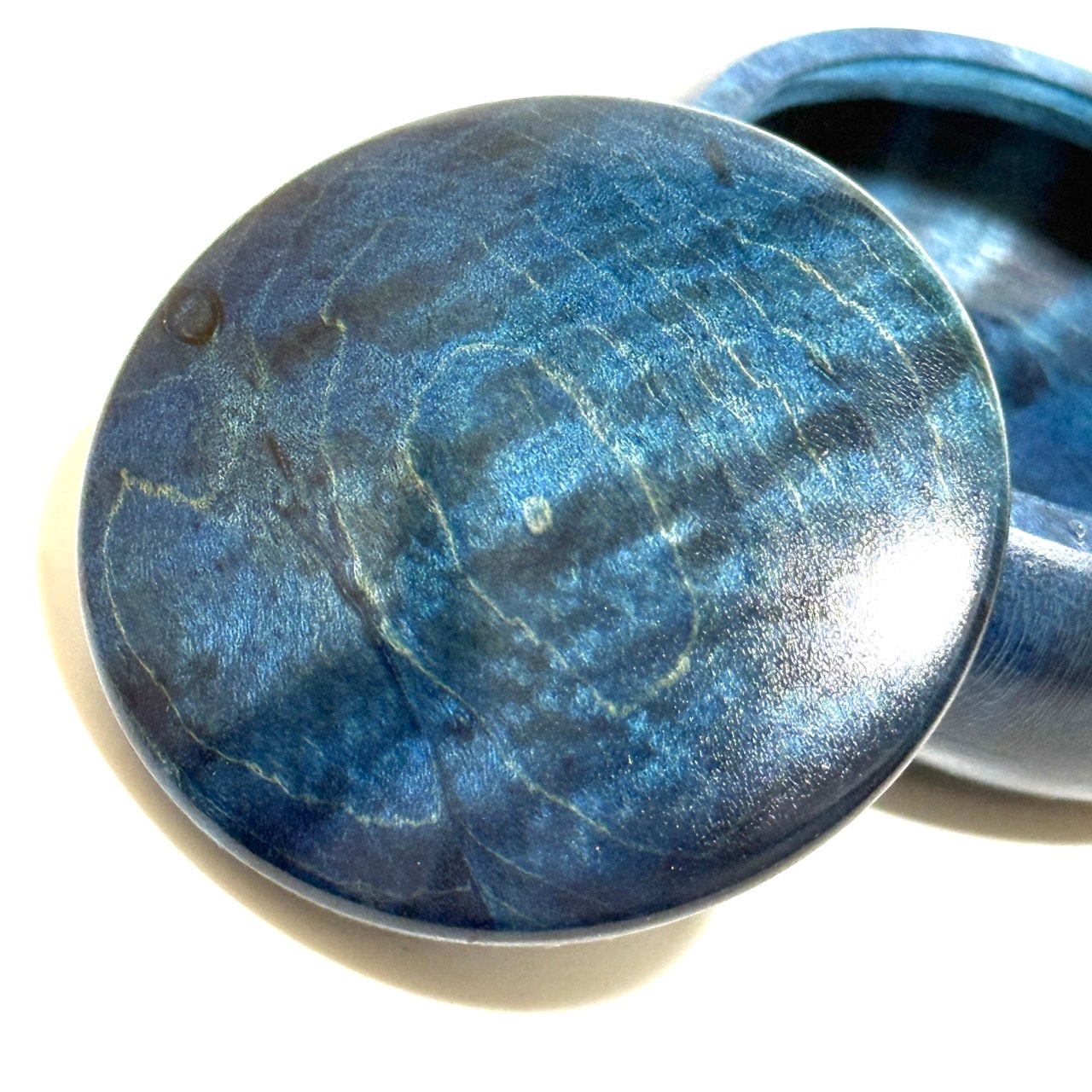 スタビライズド・ウッドの香合(楓虎目杢) 紺碧色 60mm まんじゅう型 1タッチ式 特上