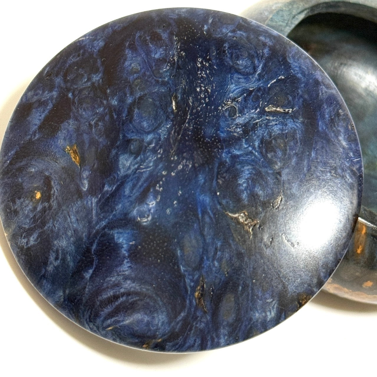 スタビライズド・ウッドの香合(花梨瘤) 紺碧色 70mm まんじゅう型 1タッチ式