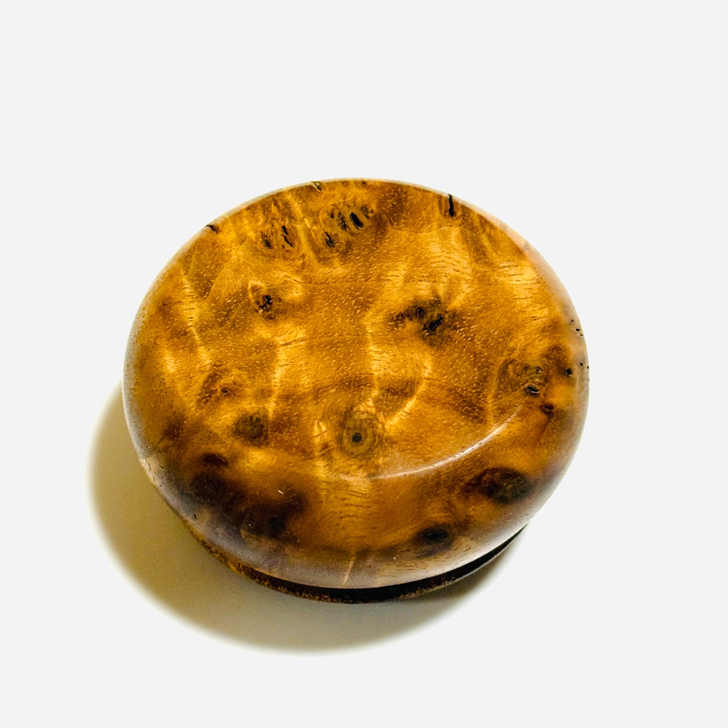 High-quality incense box made of burl wood (Japanese walnut), 60mm in diameter, bun-shaped, one-touch closure.