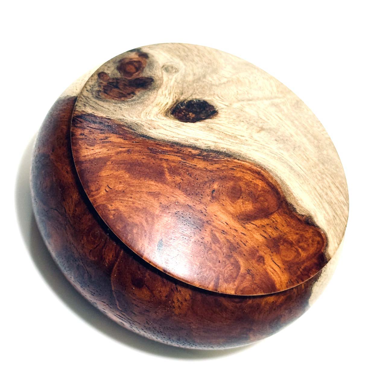 Incense box made of quince burl wood with red and white grain, 70mm, bun-shaped, one-touch opening.