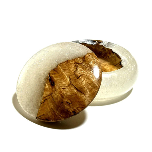 ハイブリッド・ウッドの香合（楓瘤）　パールホワイト色　70mm　まんじゅう型　「雪華」　1タッチ式