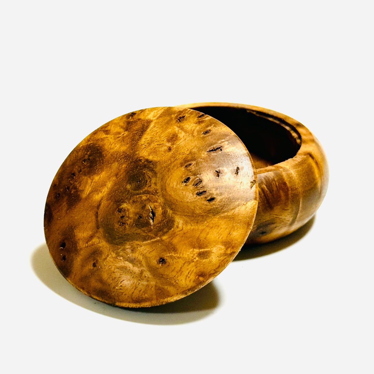 High-quality incense box made of burl wood (Japanese walnut), 60mm in diameter, bun-shaped, one-touch closure.