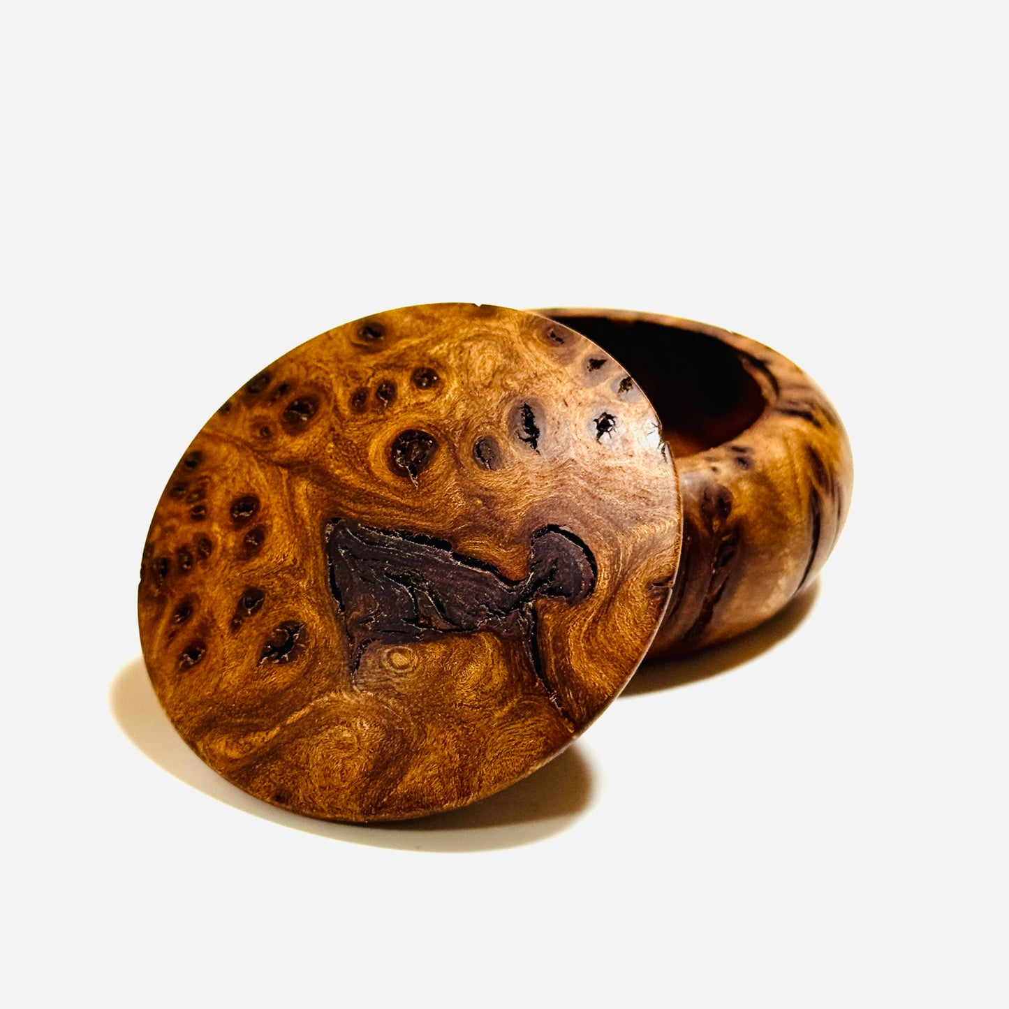 High-quality incense box made of Japanese walnut burl, with knots, 60mm in diameter, bun-shaped, one-touch closure.