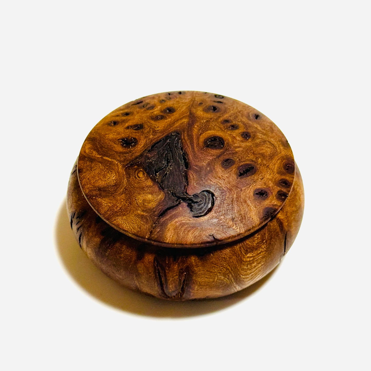 High-quality incense box made of Japanese walnut burl, with knots, 60mm in diameter, bun-shaped, one-touch closure.