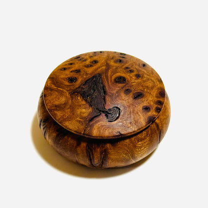 High-quality incense box made of Japanese walnut burl, with knots, 60mm in diameter, bun-shaped, one-touch closure.
