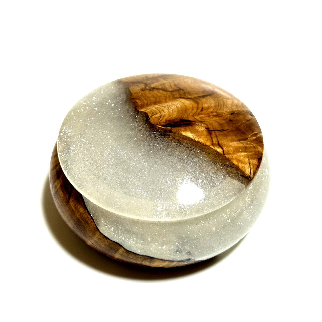 ハイブリッド・ウッドの香合（楓瘤）　パールホワイト色　70mm　まんじゅう型　「雪華」　1タッチ式