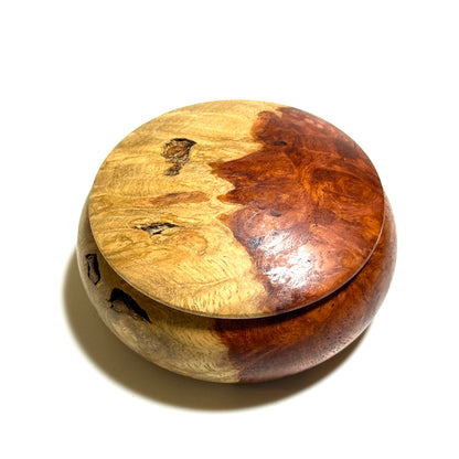 Incense box made of quince burl wood with red and white grain, 70mm, bun-shaped, one-touch opening.