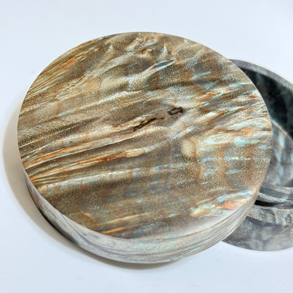 スタビライズド・ウッドの香合（楓瘤）　ターコイズ色　70mm　切立型　1タッチ式