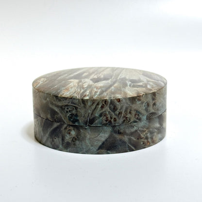 スタビライズド・ウッドの香合（楓瘤）　ターコイズ色　70mm　切立型　1タッチ式