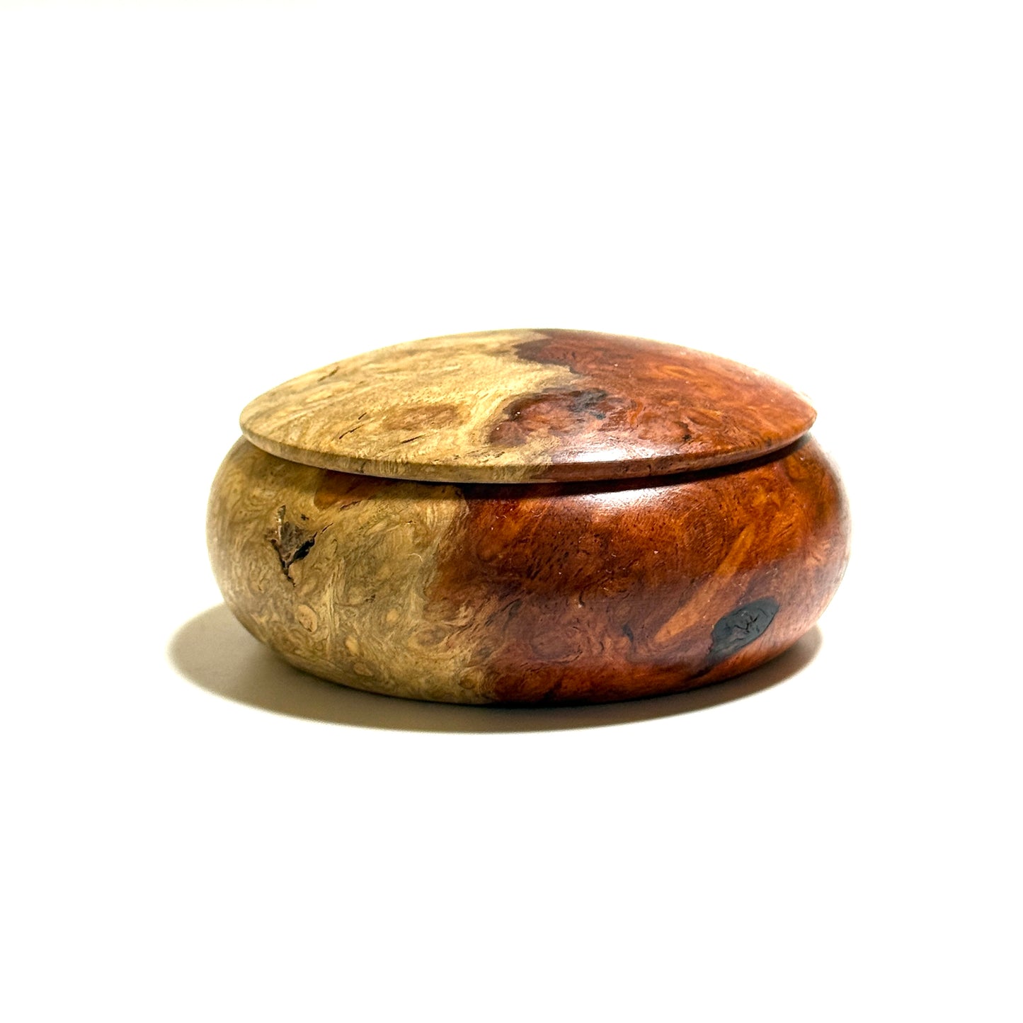 Incense box made of quince burl wood with red and white grain, 70mm, bun-shaped, one-touch opening.