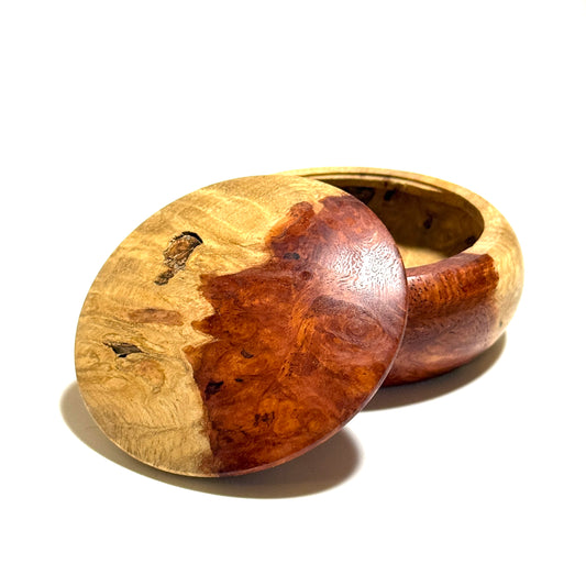 Incense box made of quince burl wood with red and white grain, 70mm, bun-shaped, one-touch opening.