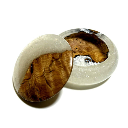 ハイブリッド・ウッドの香合（楓瘤）　パールホワイト色　70mm　まんじゅう型　「雪華」　1タッチ式