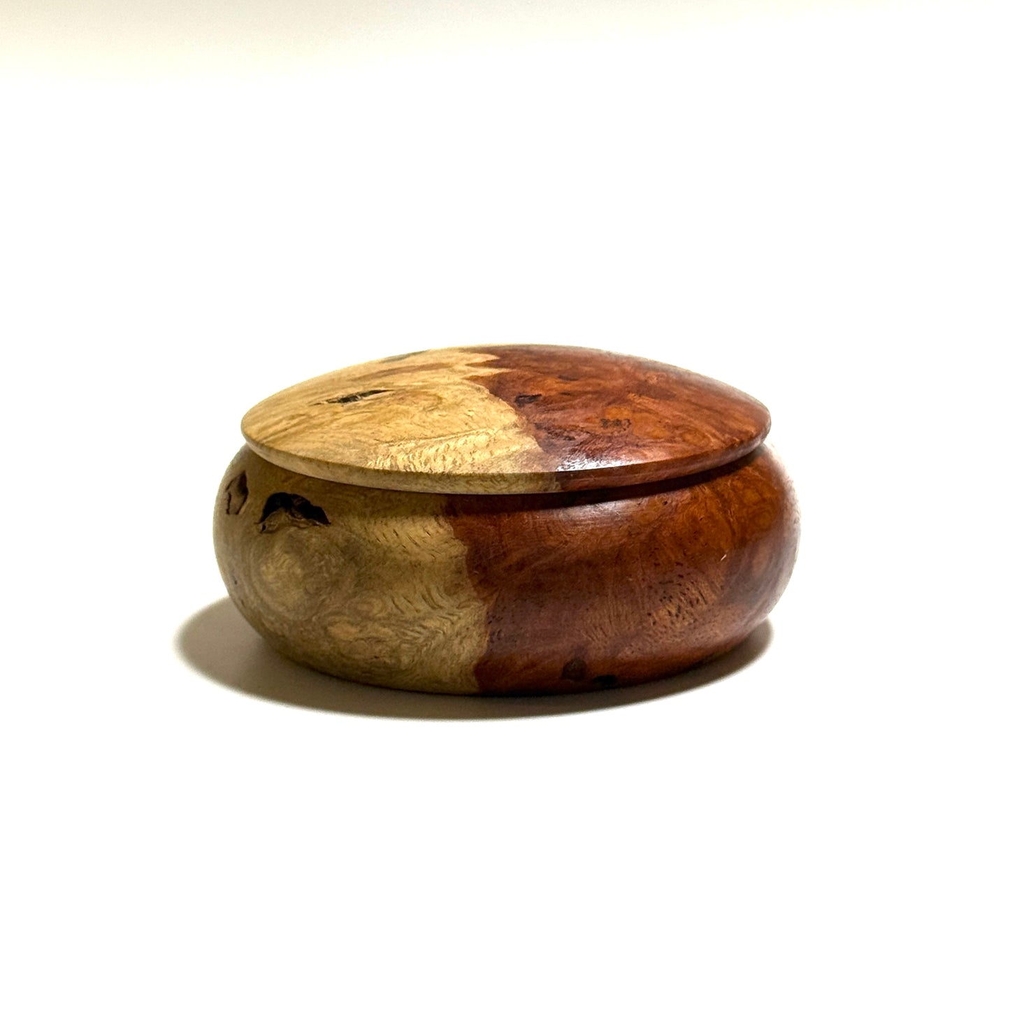 Incense box made of quince burl wood with red and white grain, 70mm, bun-shaped, one-touch opening.