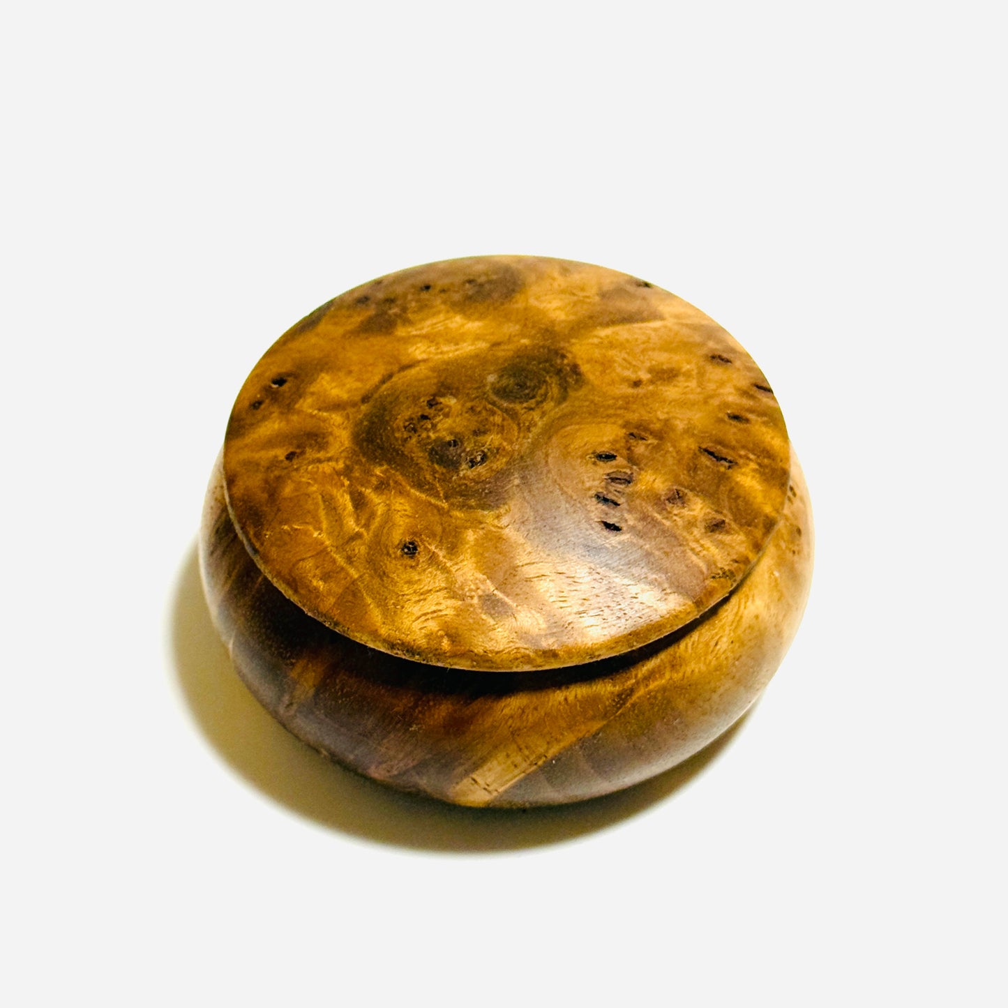 High-quality incense box made of burl wood (Japanese walnut), 60mm in diameter, bun-shaped, one-touch closure.