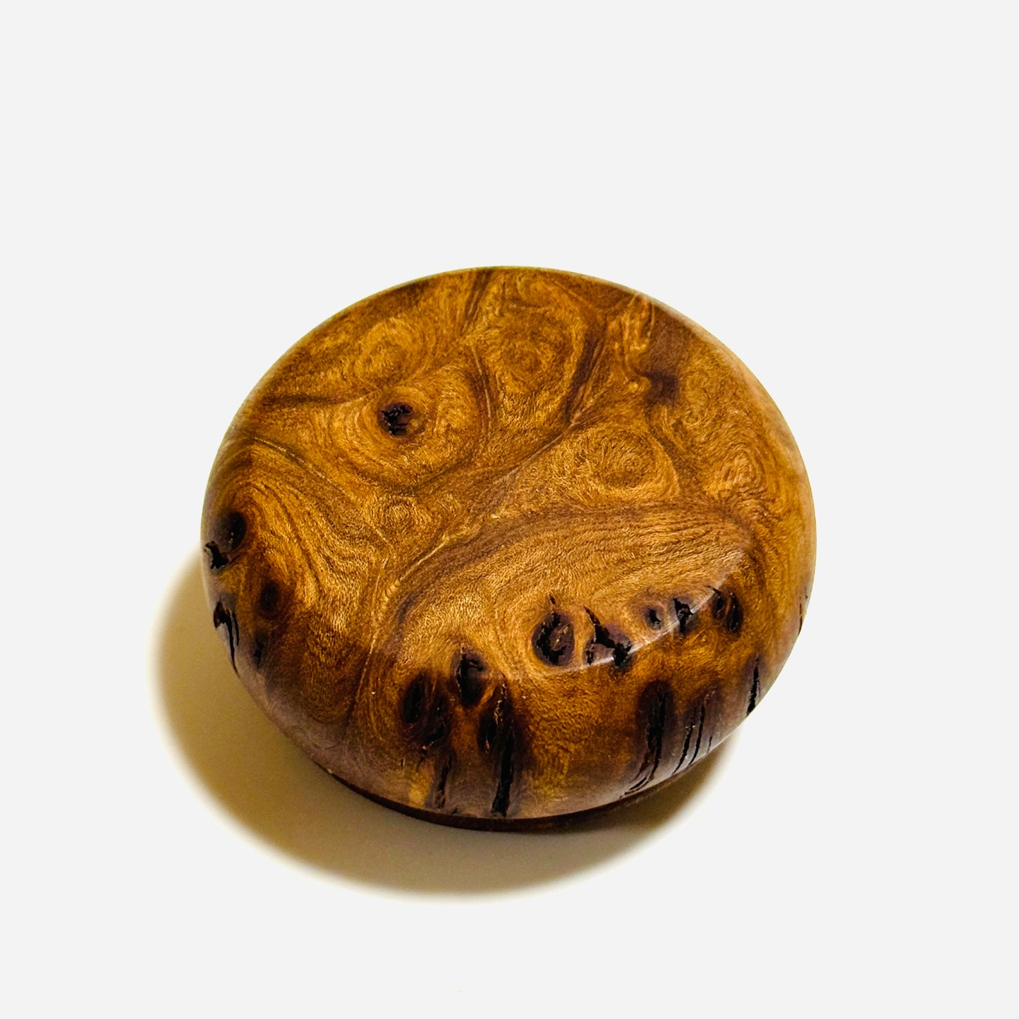 High-quality incense box made of Japanese walnut burl, with knots, 60mm in diameter, bun-shaped, one-touch closure.