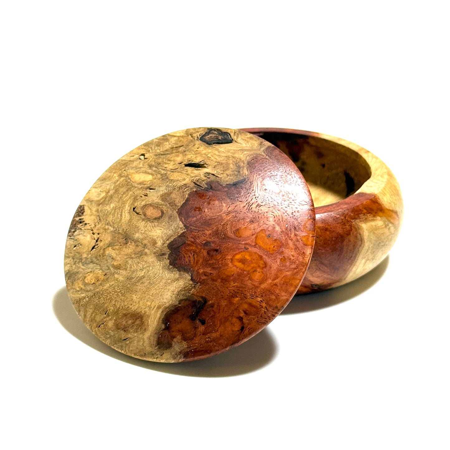 Incense box made of quince burl wood with red and white grain, 70mm, bun-shaped, one-touch opening.