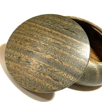 Green sandalwood incense box, 60mm, bun-shaped, one-touch opening.