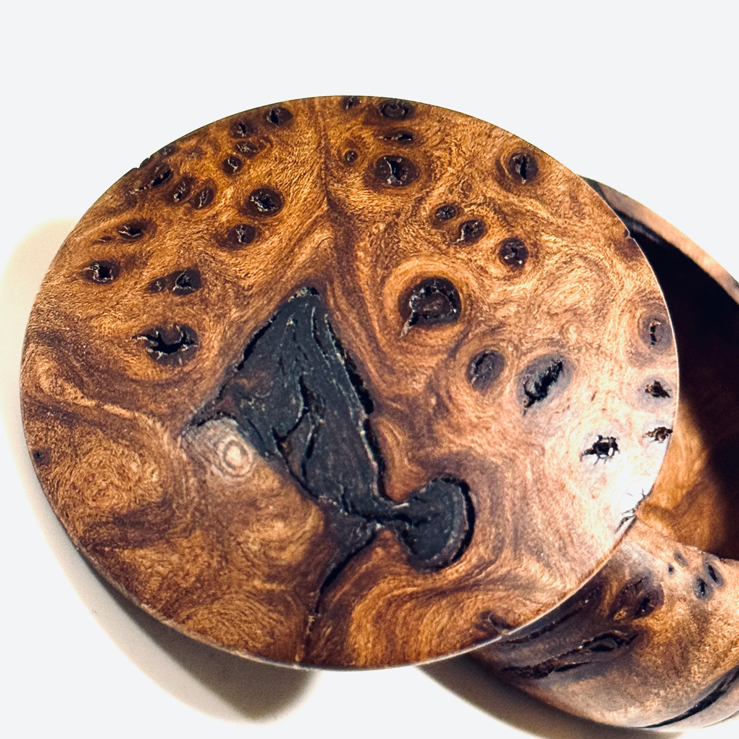 High-quality incense box made of Japanese walnut burl, with knots, 60mm in diameter, bun-shaped, one-touch closure.