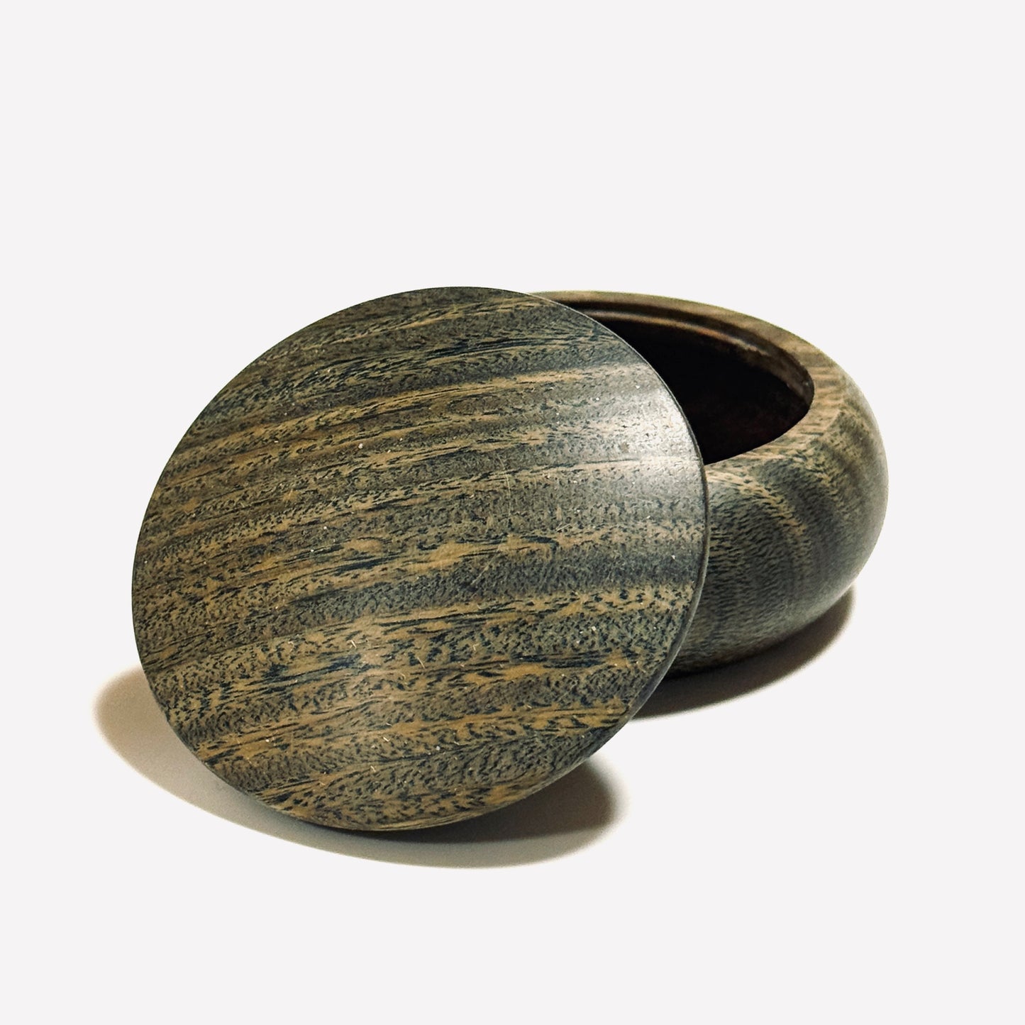 Green sandalwood incense box, 60mm, bun-shaped, one-touch opening.