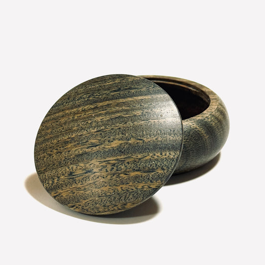 Green sandalwood incense box, 60mm, bun-shaped, one-touch opening.
