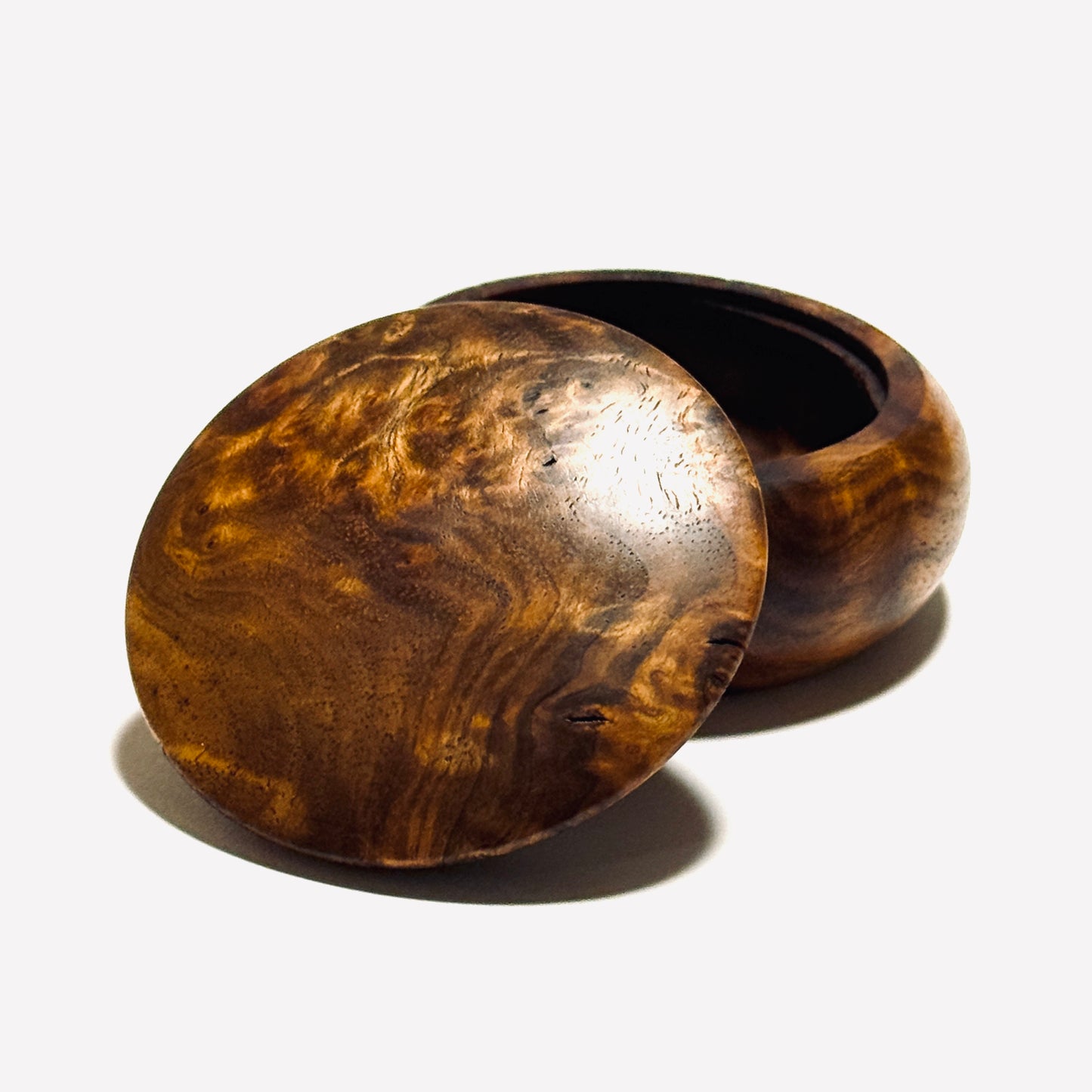High-quality incense box made of burl wood (Japanese walnut), 60mm in diameter, bun-shaped, one-touch closure.