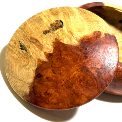 Incense box made of quince burl wood with red and white grain, 70mm, bun-shaped, one-touch opening.