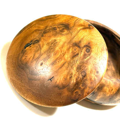 High-quality incense box made of burl wood (Japanese walnut), 60mm in diameter, bun-shaped, one-touch closure.