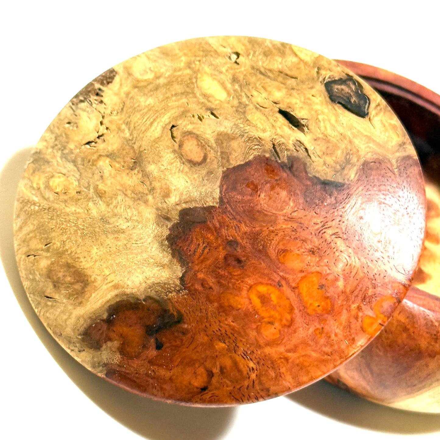 Incense box made of quince burl wood with red and white grain, 70mm, bun-shaped, one-touch opening.