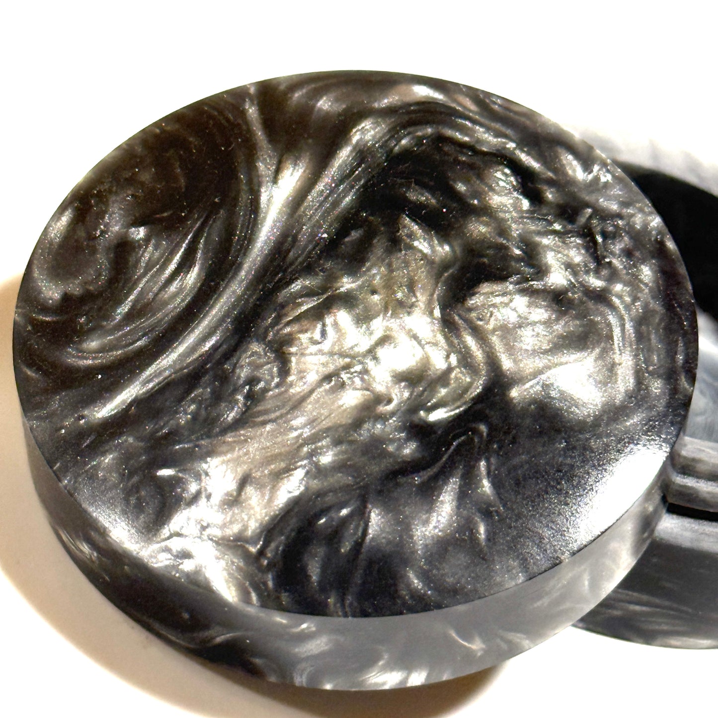 High-quality Japanese resin incense box, silver color, 60mm, straight-sided, one-touch type.