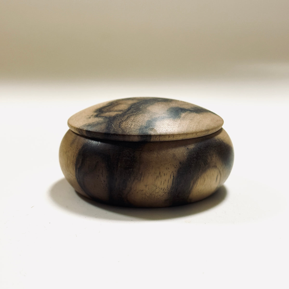 黒柿の香合「縦木取り」孔雀杢　60mm　まんじゅう型　1タッチ式　極上