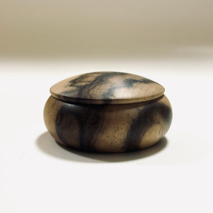 黒柿の香合「縦木取り」孔雀杢　60mm　まんじゅう型　1タッチ式　極上