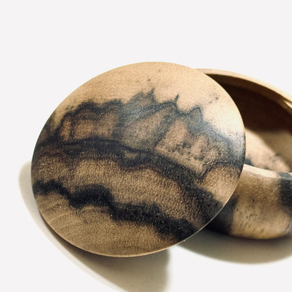 黒柿の香合「縦木取り」孔雀杢　60mm　まんじゅう型　1タッチ式　極上