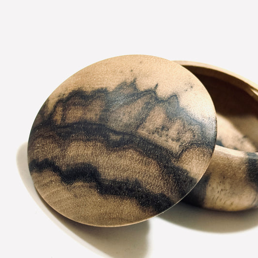 黒柿の香合「縦木取り」孔雀杢　60mm　まんじゅう型　1タッチ式　極上